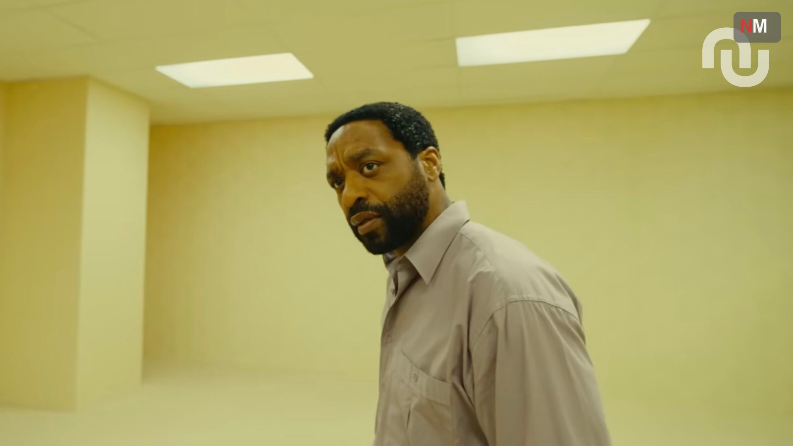 À seulement 20 ans, il adapte son cauchemar YouTube au cinéma : voici la première bande-annonce de Backrooms, le film qui va réveiller vos pires angoisses