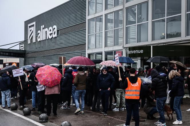 Rassemblement des employés de l’enseigne d’ameublement Alinea, à Aubagne (Bouches-du-Rhône), le 14 février 2026.