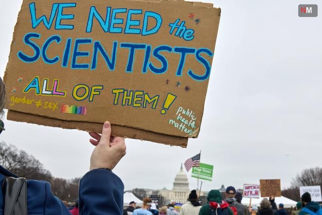 Des manifestants protestent contre les coupes budgétaires fédérales décidées par l’administration Trump lors du rassemblement « Stand-Up for Science » à Washington D.C., le samedi 7 mars 2026.