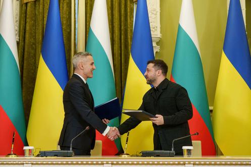 Le premier ministre bulgare, Andreï Guiourov, et Volodymyr Zelensky, à Kiev, le 30 mars 2026.